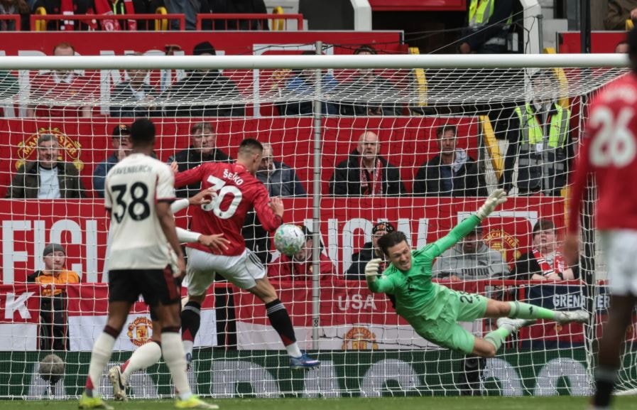 Benjamin Sesko ăn mừng bàn thắng vào lưới Liverpool trong trận đấu quyết định vé Champions League.