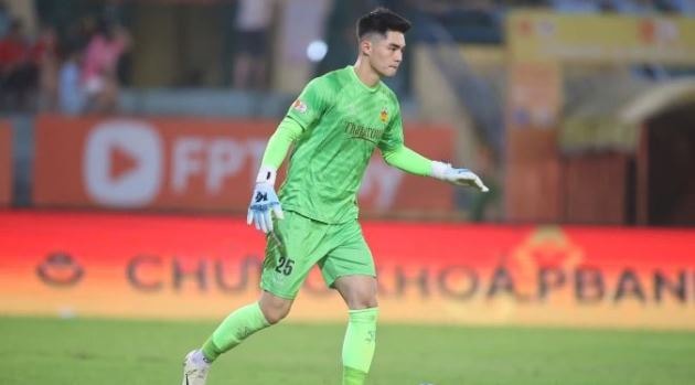 Thủ môn Trần Trung Kiên của HAGL trong trận đấu gặp SLNA tại vòng 21 V.League.