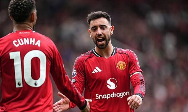 Bruno Fernandes ăn mừng chiến thắng và vé dự Champions League cùng Manchester United.