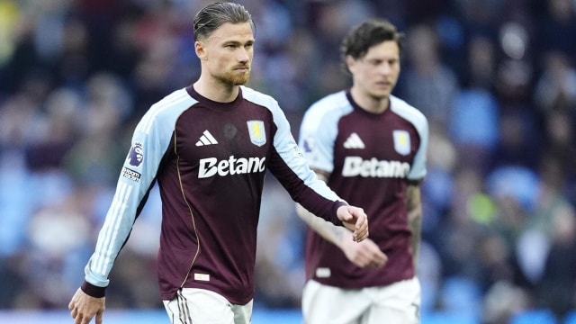 Nỗi thất vọng của các cầu thủ Aston Villa khi nhận thất bại trên sân nhà