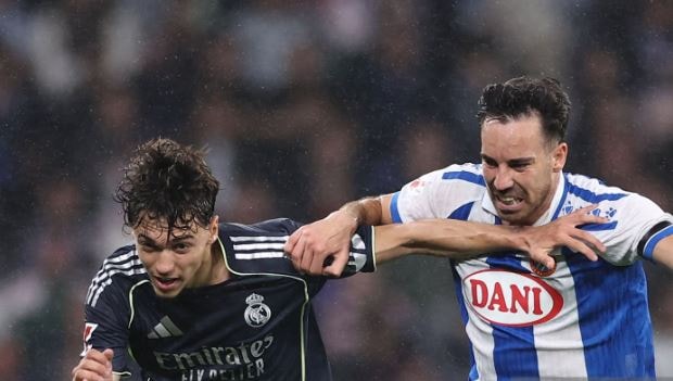 Tài năng trẻ Thiago Pitarch trong trận đấu với Espanyol.
