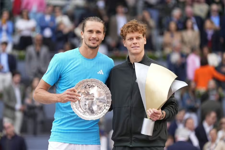 Zverev nói vui rằng Sinner (bên phải) 