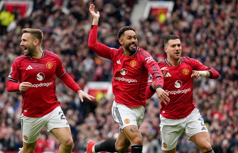 Manchester United chính thức trở lại đấu trường Champions League sau chiến thắng kịch tính trước Liverpool.