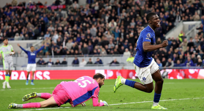 Thierno Barry ghi bàn thắng gỡ hòa cho Everton.