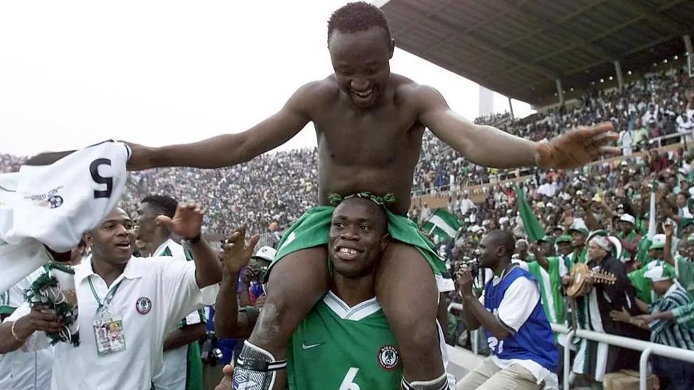 Tijani Babangida và Taribo West trong game.