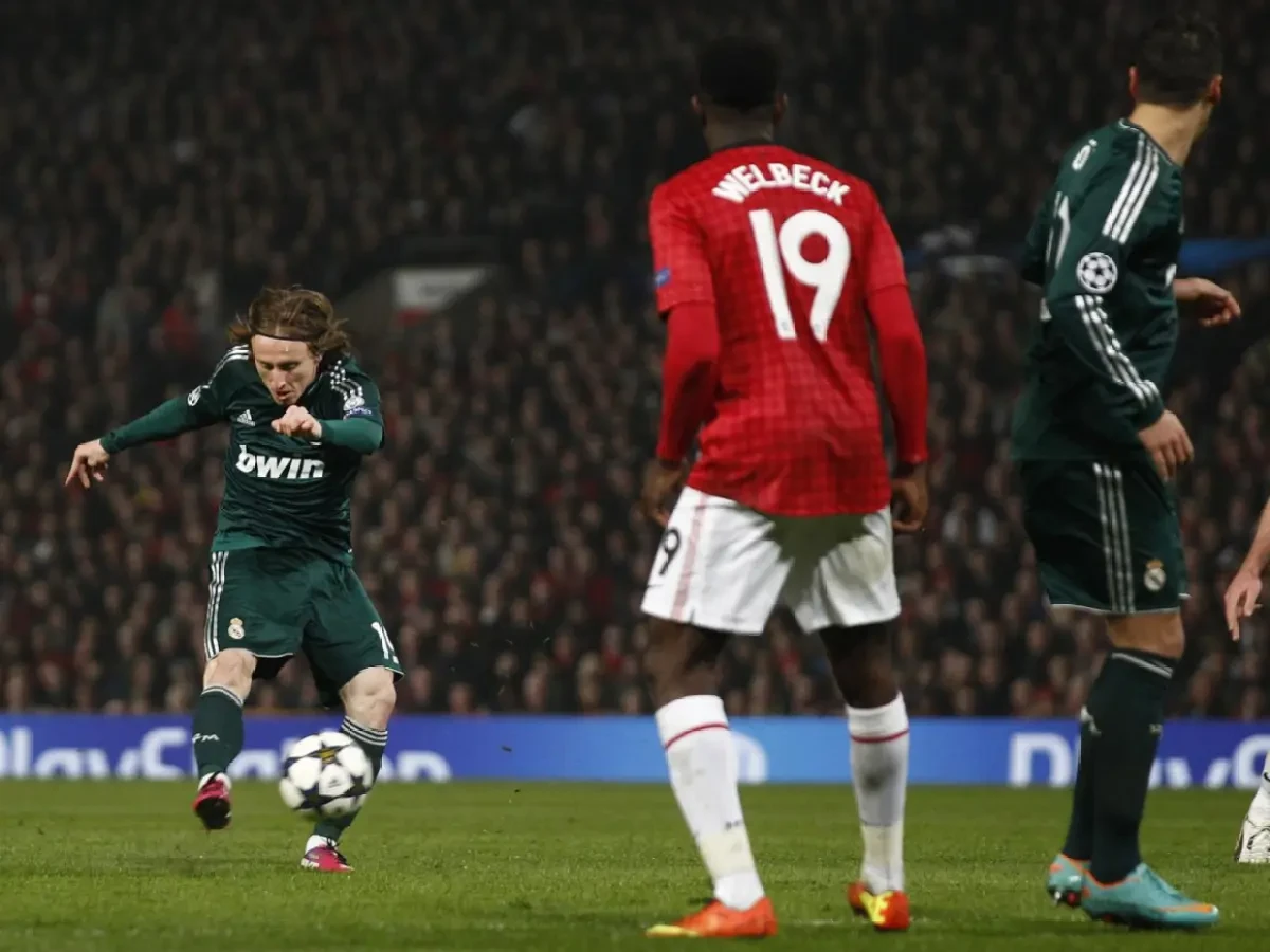 Cú sút định mệnh của Modric vào lưới Manchester United.