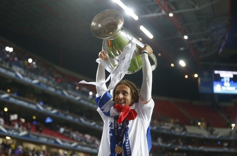 Modric ăn mừng chức vô địch Champions League lần thứ 10.