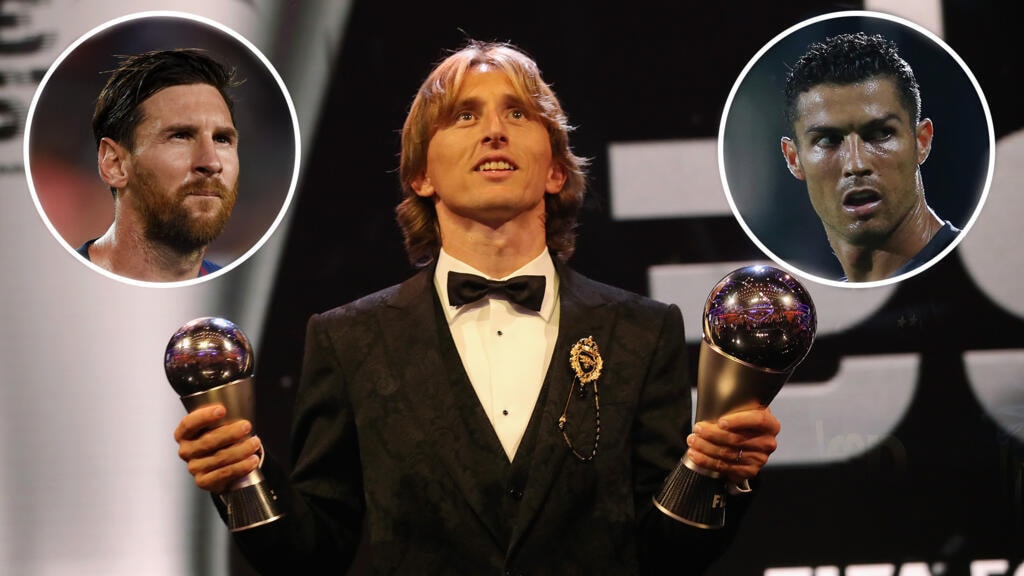 Modric nâng cao danh hiệu Quả bóng vàng 2018.