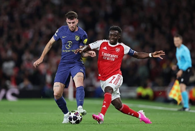 Matteo Ruggeri đối đầu trực diện với Bukayo Saka