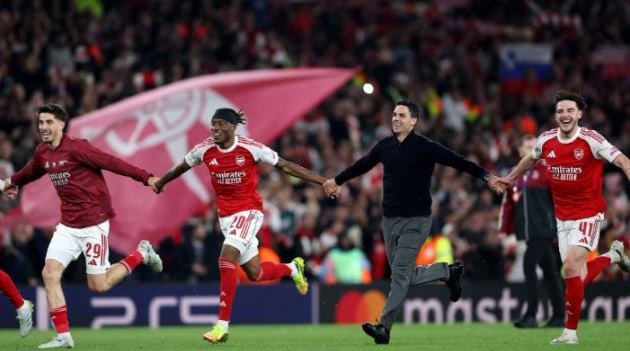 Mikel Arteta ăn mừng cùng các học trò sau chiến thắng lịch sử của Arsenal