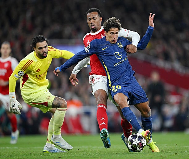Gabriel Magalhaes ngăn chặn tiền đạo Atletico Madrid.