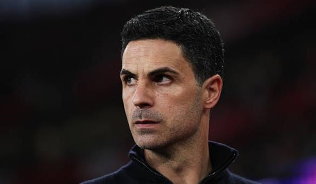 HLV Mikel Arteta chỉ đạo các học trò trong trận bán kết Champions League gặp Atletico Madrid.