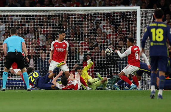 David Raya duy trì phong độ ấn tượng giúp Arsenal giữ sạch lưới tại sân chơi Champions League.
