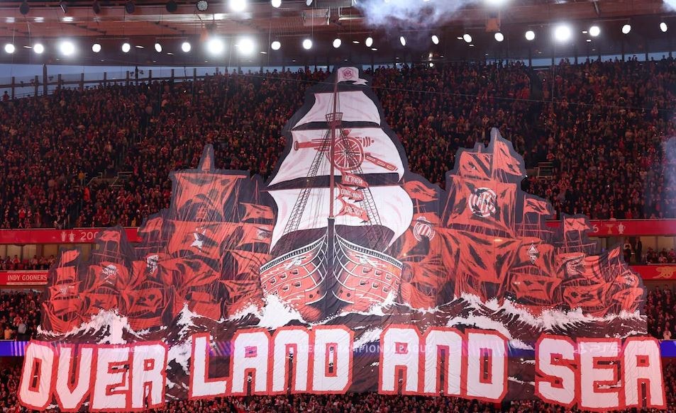 Khung cảnh cổ động viên Arsenal phủ kín sân vận động Emirates