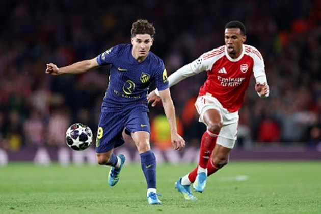 Julian Alvarez bị Saliba phong tỏa hoàn toàn