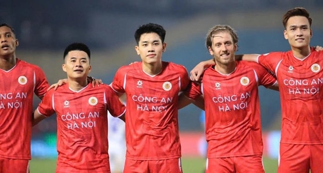 Công an hà Nội đang băng băng về đích tại V-League.