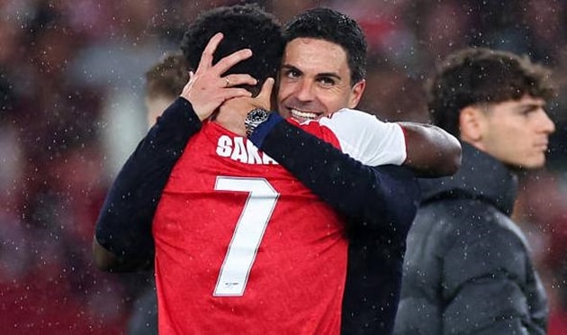 Các cầu thủ Arsenal ăn mừng chiến thắng trước Atletico Madrid