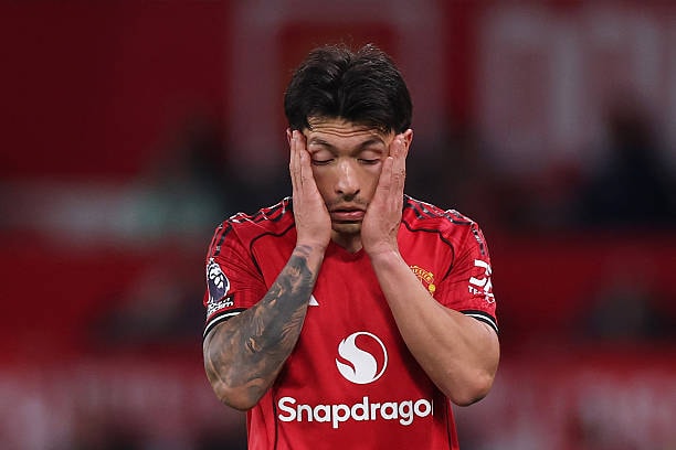 Lisandro Martinez đối mặt với nguy cơ mất suất đá chính tại Manchester United