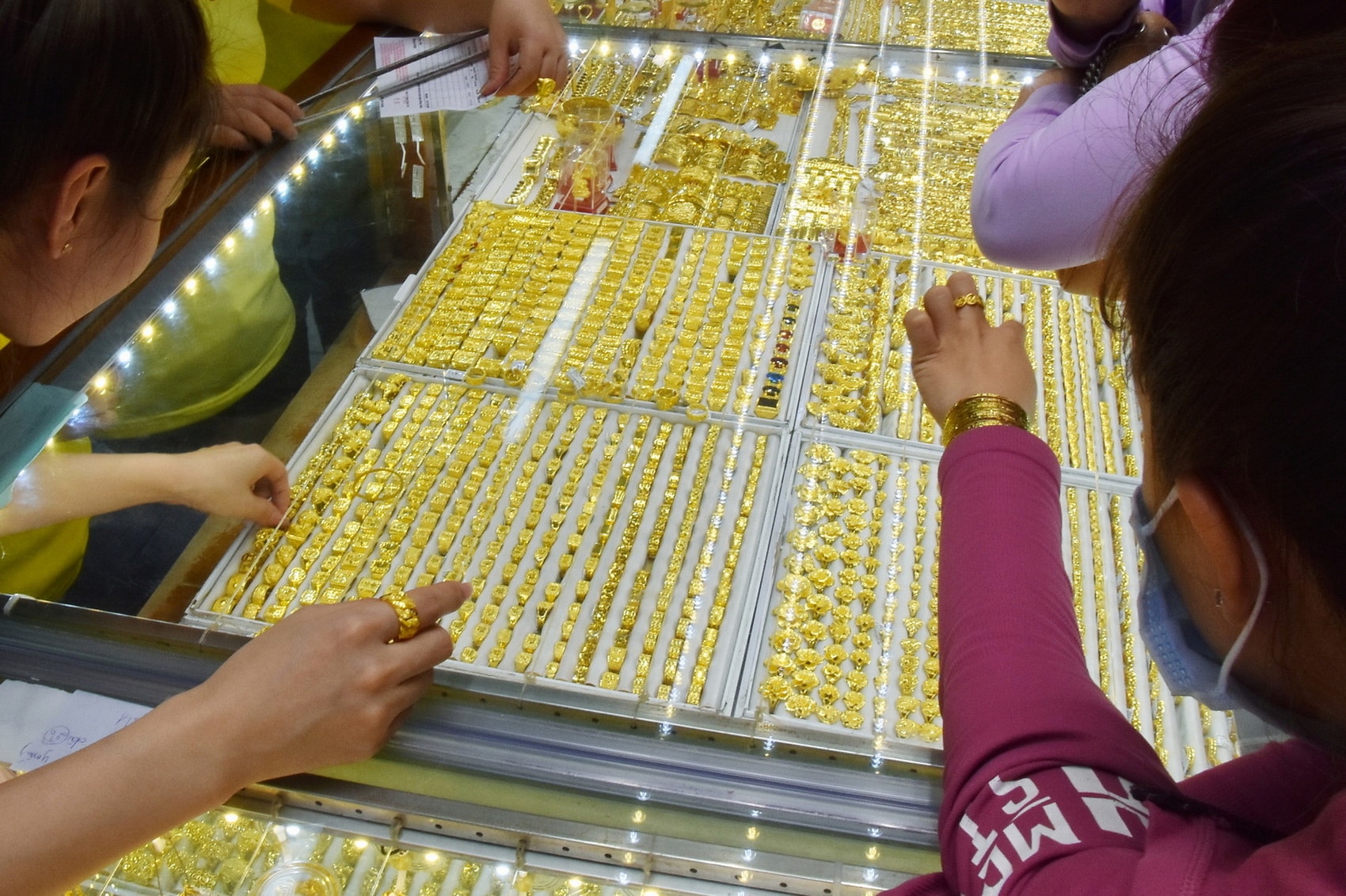 Cập nhật giá vàng trưa hôm nay 6/5/2026: SJC tăng 1 triệu lên 166 triệu
