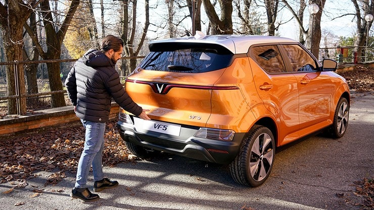 Đuôi xe VinFast VF 5 với các đường nét dập nổi khỏe khoắn