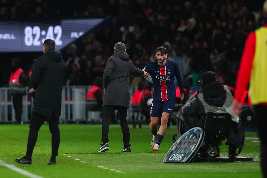 Tại PSG, Kvaratskhelia được đánh giá cao nhờ khả năng hỗ trợ phòng ngự và tinh thần thi đấu bền bỉ.