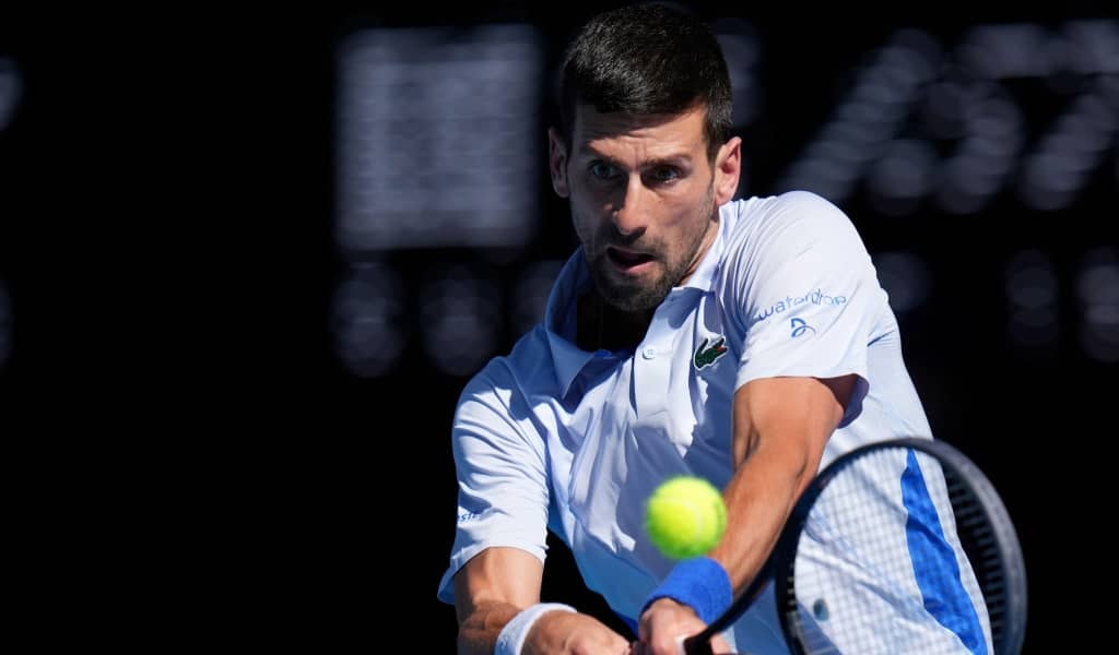 Novak Djokovic thực hiện cú trái tay với kỹ thuật chuẩn xác