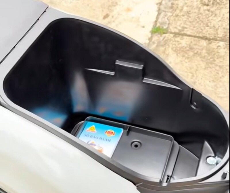 Cốp xe máy điện Selex Ally SV Eco rộng rãi tích hợp nhiều tiện ích như cổng sạc USB
