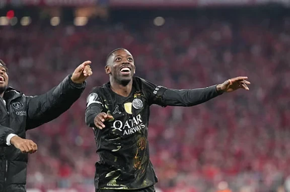 Ousmane Dembele ăn mừng bàn thắng quan trọng giúp PSG tiến bước vào chung kết.