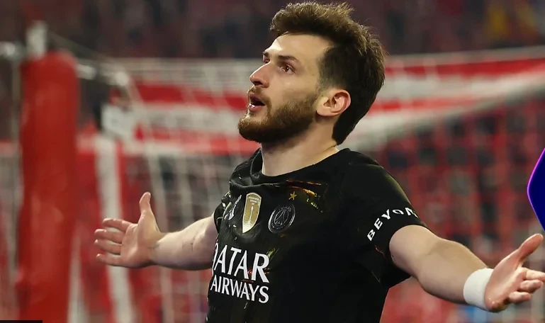 Các cầu thủ PSG ăn mừng chiến thắng và thể hiện lối chơi hiệu quả.