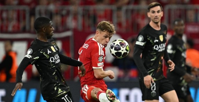 Ousmane Dembele dứt điểm tung lưới Manuel Neuer ngay tại Allianz Arena.