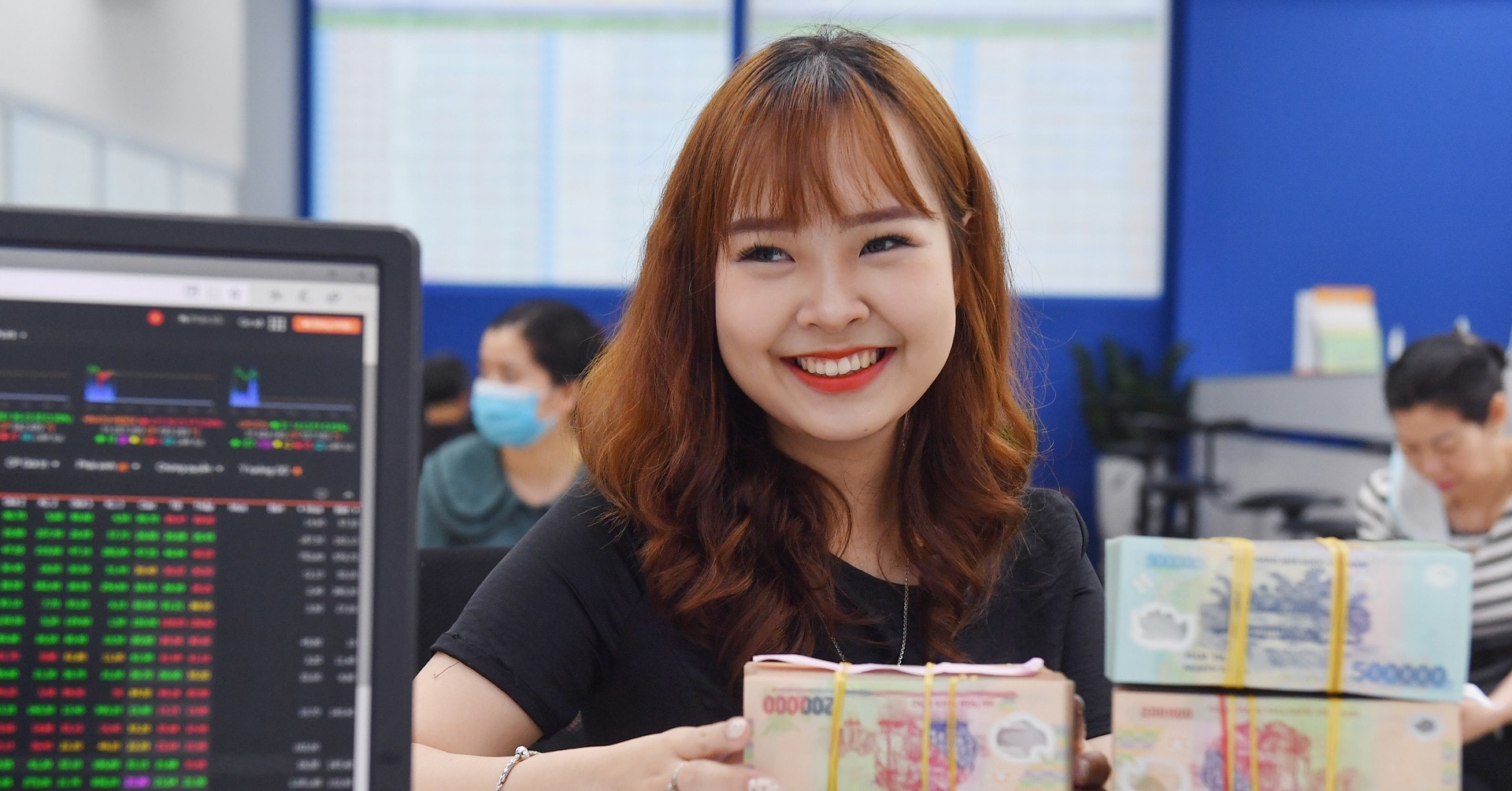 Thanh khoản hệ thống ngân hàng bớt nóng nhưng vẫn chịu nhiều áp lực