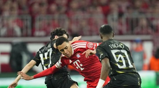 Trung vệ Willian Pacho phòng ngự chắc chắn trước các chân sút của Bayern Munich.