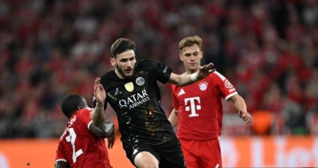 Kvaratskhelia tiếp tục thi đấu bùng nổ trong màu áo PSG tại bán kết Champions League.