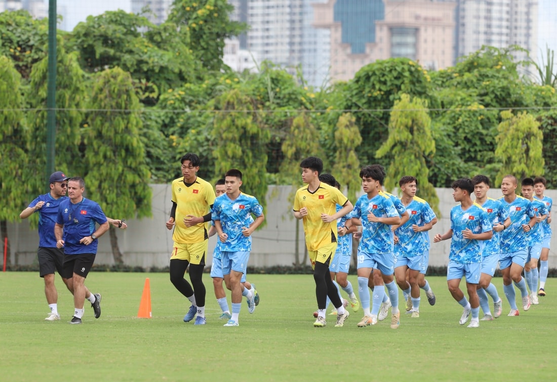 Các cầu thủ U19 Việt Nam nỗ lực rèn luyện dưới sự chỉ đạo của Ban huấn luyện người Nhật Bản.