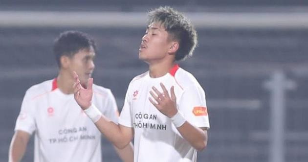 Khoa Ngô thi đấu ở V-League.