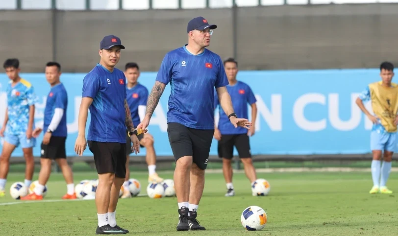 HLV Roland cùng các học trò nuôi mộng dự World Cup.