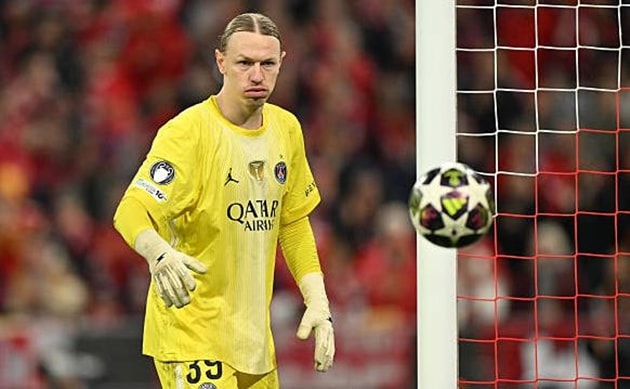 Thủ thành Matvey Safonov thường xuyên gặp khó khăn trong việc kiểm soát không gian hẹp.