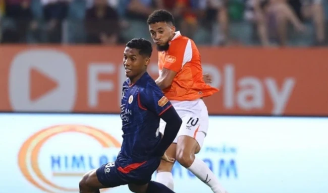 Adou Minh (trái) gây ấn tượng tại V-League.