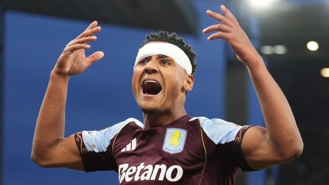 Tiền đạo Ollie Watkins ăn mừng bàn thắng khai thông bế tắc.