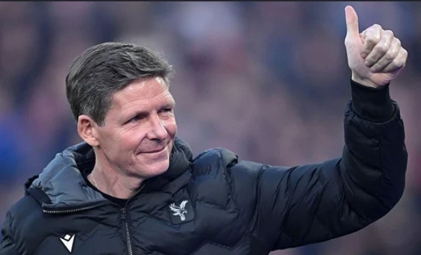 HLV Oliver Glasner tri ân sự ủng hộ nhiệt thành của các cổ động viên Crystal Palace.