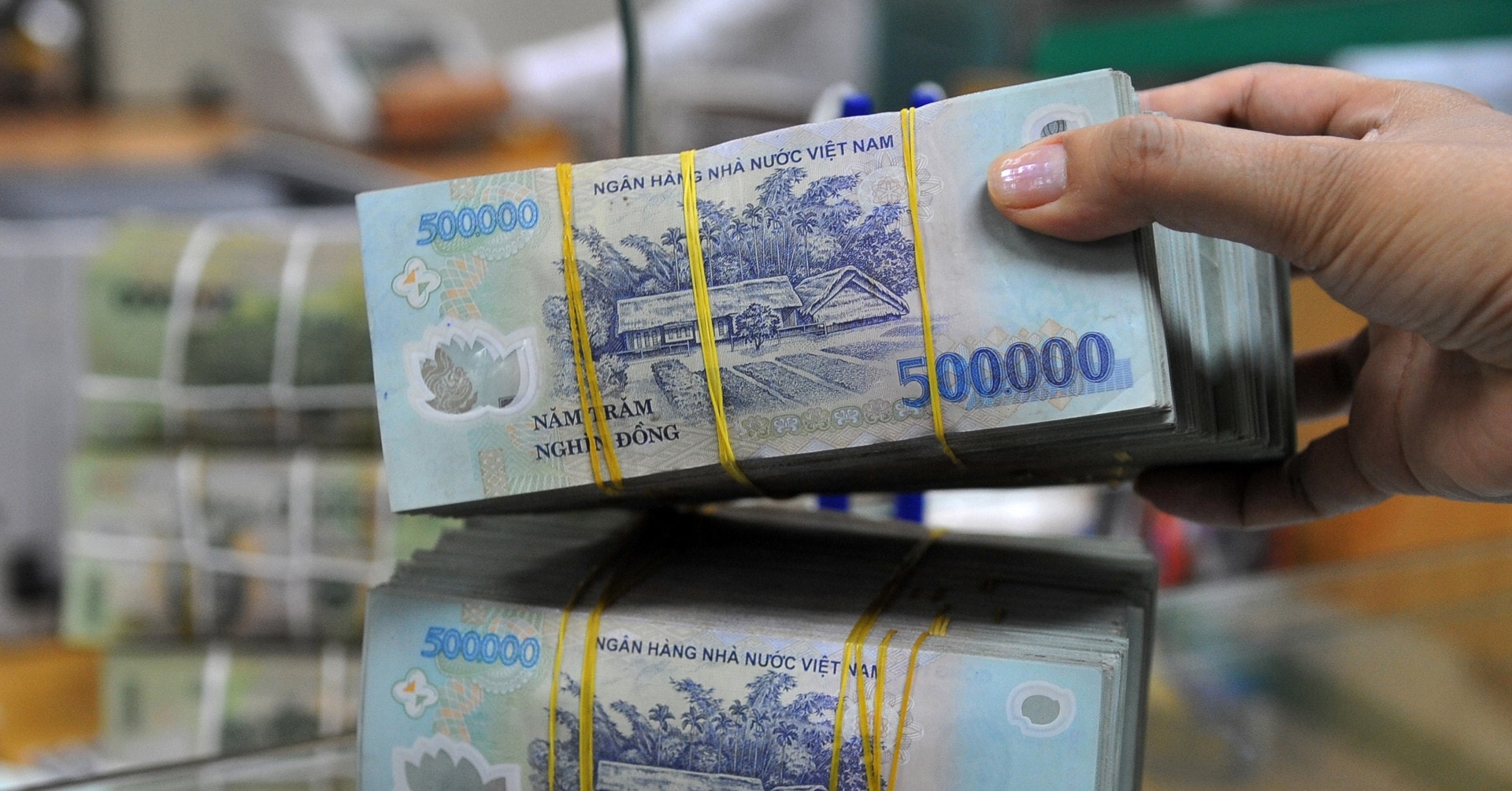 Giao dịch tại quầy ngân hàng ngày 8/5/2026
