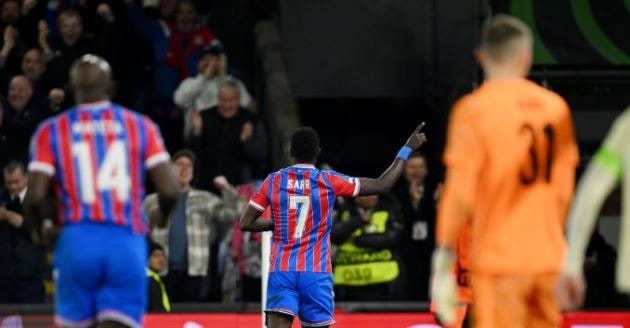 Các cầu thủ Crystal Palace ăn mừng tấm vé lịch sử vào chung kết Europa Conference League.