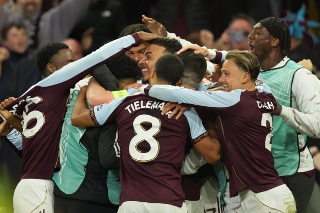 Các cầu thủ Aston Villa ăn mừng chiến thắng tưng bừng trước Nottingham Forest.