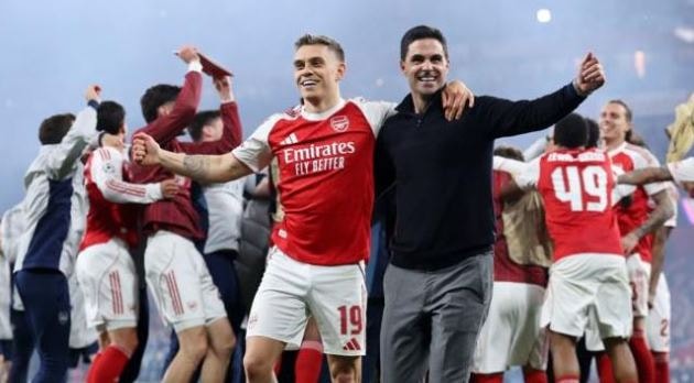 Các cầu thủ Arsenal ăn mừng chiến thắng trước Atletico Madrid để giành vé vào chung kết Champions League.