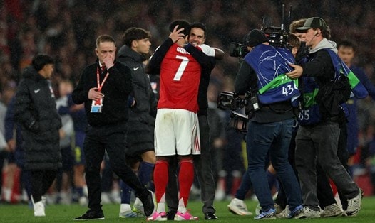 Arsenal đang đứng trước cơ hội lịch sử giành cả chức vô địch Ngoại hạng Anh và Champions League.