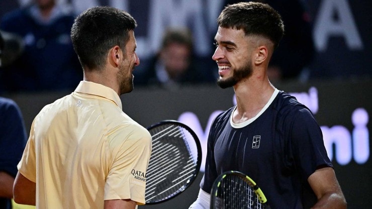 Tay vợt người Croatia (hạng 79, bên phải) đã gây sốc khi đánh bại Djokovic (hạng 4, bên trái)