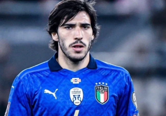 Tiền vệ Sandro Tonali lọt vào tầm ngắm chuyển nhượng của Manchester United.