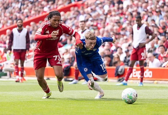Tài năng trẻ Ngumoha gây ra vô vàn khó khăn cho Chelsea.