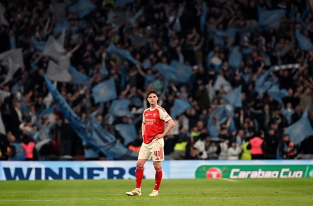 Declan Rice trong màu áo Arsenal chuẩn bị đối đầu với đội bóng cũ West Ham tại London Stadium.