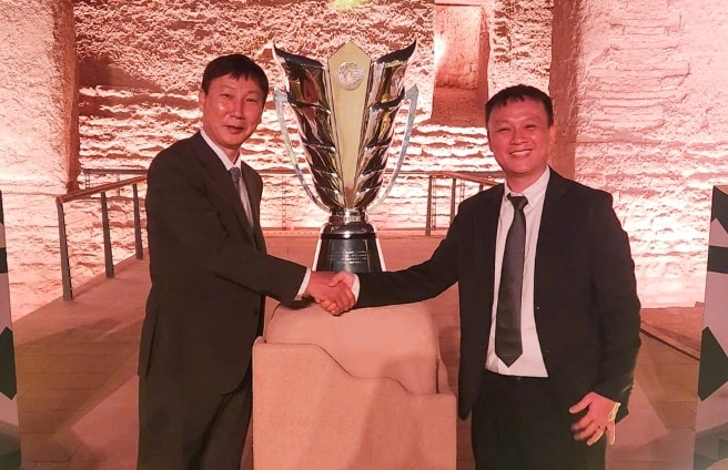 HLV Kim Sang Sik chụp ảnh cùng đại diện Liên đoàn Bóng đá Việt Nam tại lễ bốc thăm Asian Cup 2027.